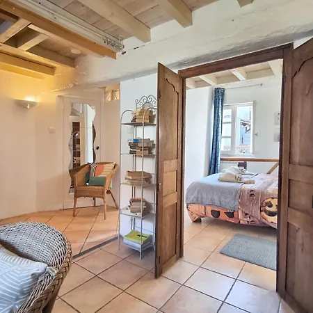 Maison Des Remparts Nichee Sous La Cite *