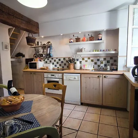 Casa de Férias Maison Des Remparts Nichee Sous La Cite