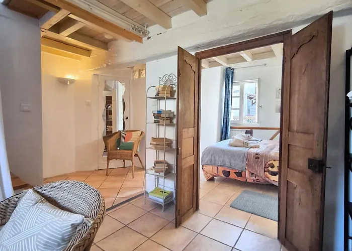 Maison Des Remparts Nichee Sous La Cite *