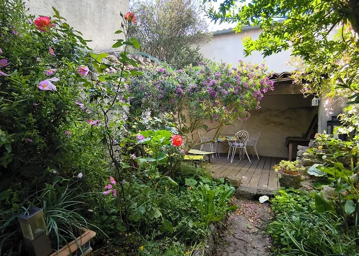 Maison Des Remparts Nichee Sous La Cite *