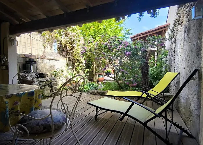 Maison Des Remparts Nichee Sous La Cite *